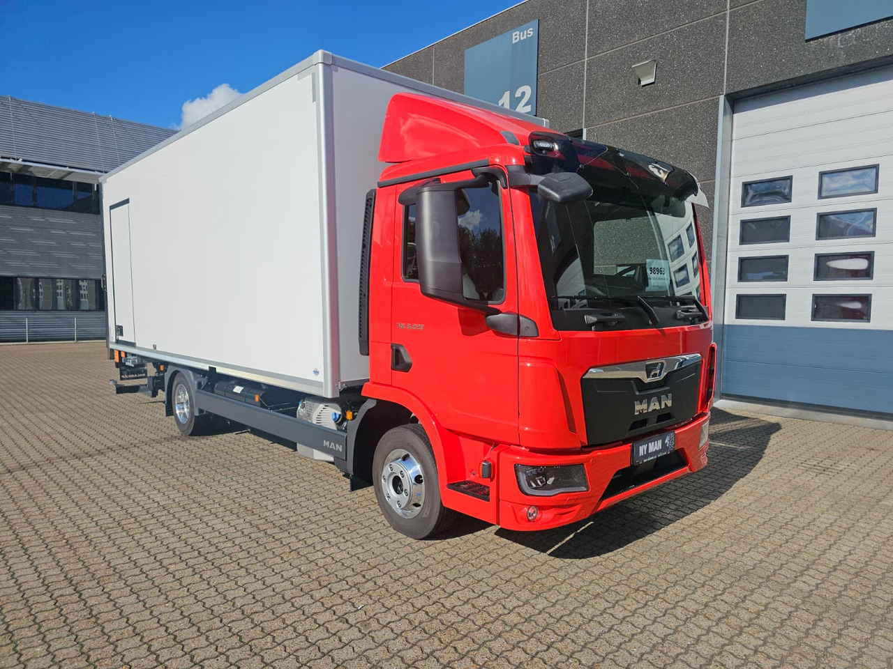 MAN TGL 8.220 - Box truck: picture 2 MAN TGL 8.220 - Box truck: picture 2
