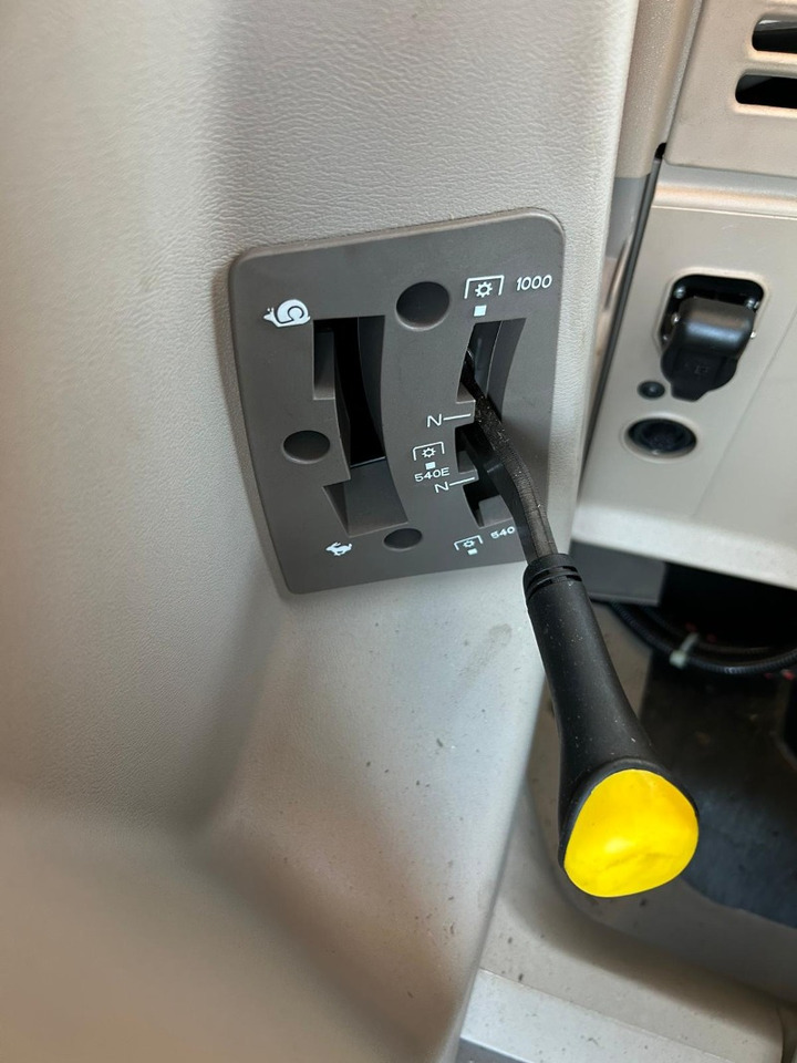 John Deere 6090M **MIETRÜCKLÄUFER** - Farm tractor: picture 5 John Deere 6090M **MIETRÜCKLÄUFER** - Farm tractor: picture 5