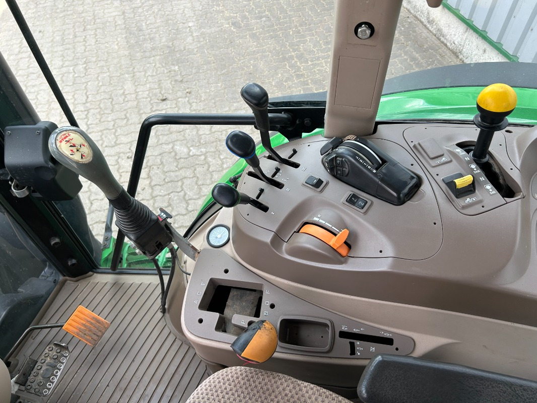 John Deere 6105 RC - Farm tractor: picture 2 John Deere 6105 RC - Farm tractor: picture 2