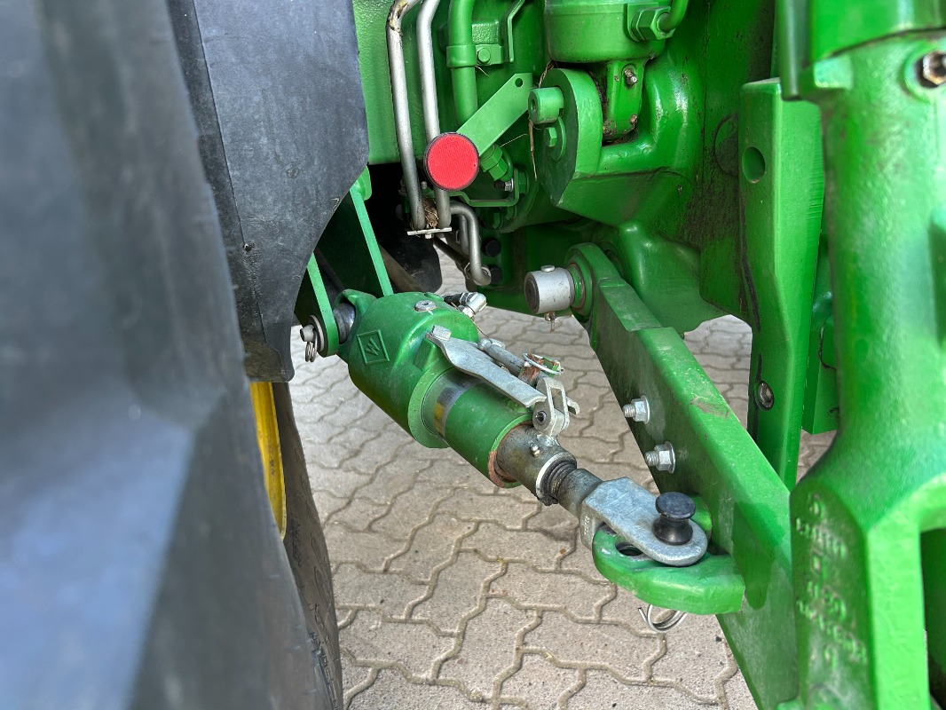 John Deere 6R 215 - Farm tractor: picture 5 John Deere 6R 215 - Farm tractor: picture 5