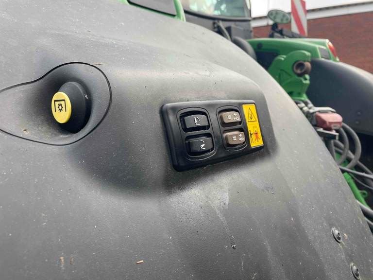 John Deere 6R 250 - Farm tractor: picture 2 John Deere 6R 250 - Farm tractor: picture 2