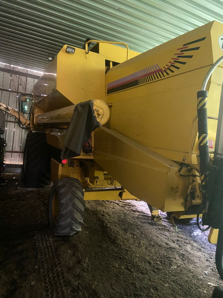 New Holland TX 68 Plus - Combine harvester: picture 2 New Holland TX 68 Plus - Combine harvester: picture 2