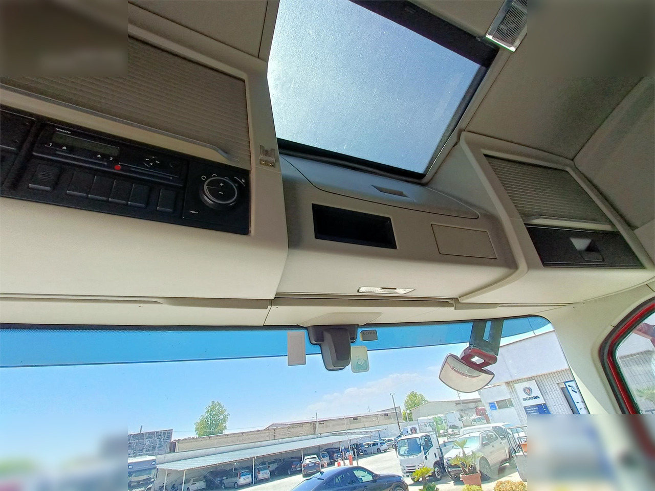 Container transporter/ Swap body truck VOLVO FH500: picture 6