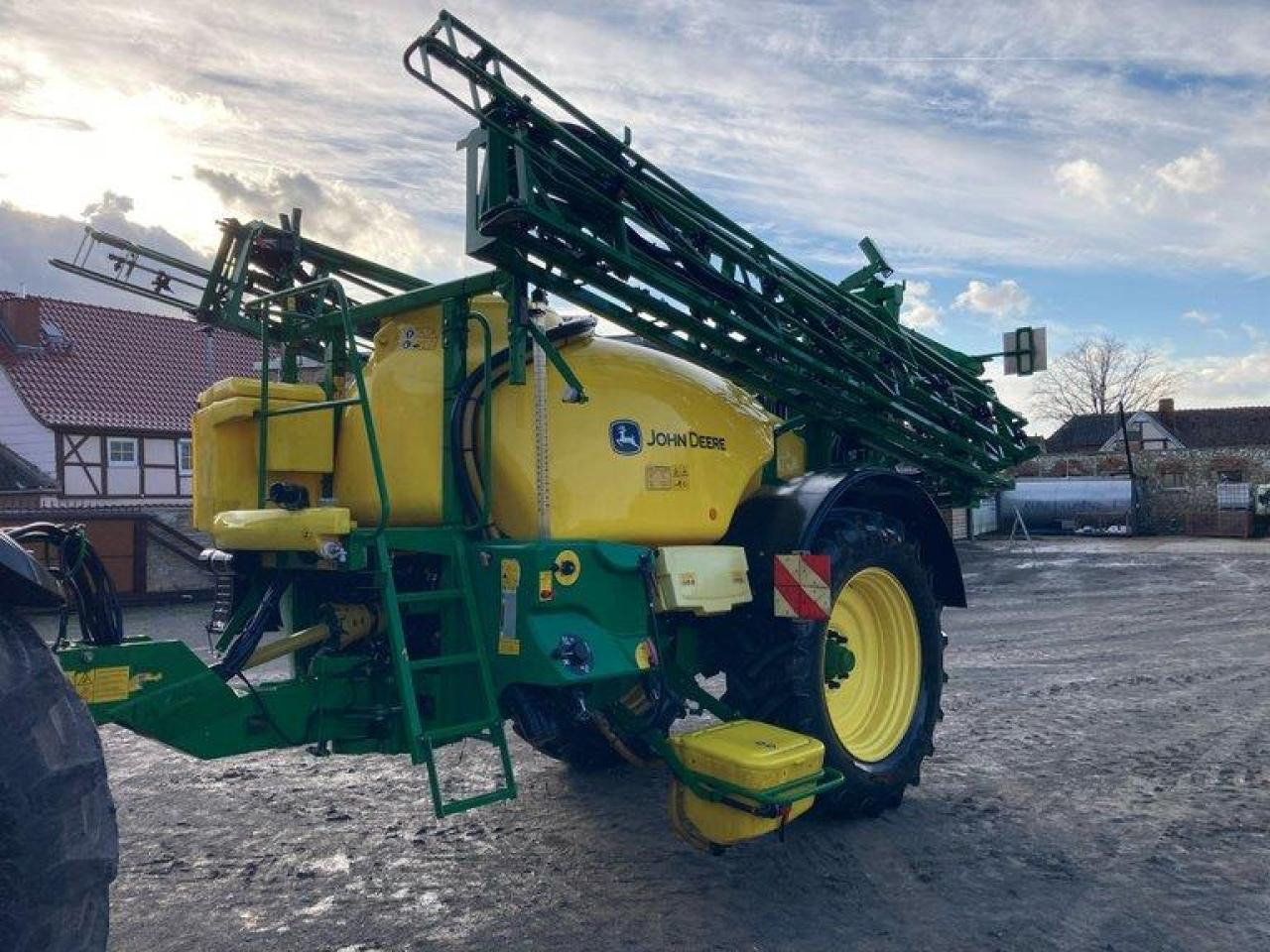 John Deere M740I - Trailed sprayer: picture 1 John Deere M740I - Trailed sprayer: picture 1