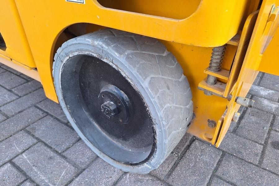 Scissor lift Haulotte Compact 10 Electric, 10m Working Height, 450kg Cap: picture 11 Scissor lift Haulotte Compact 10 Electric, 10m Working Height, 450kg Cap: picture 11