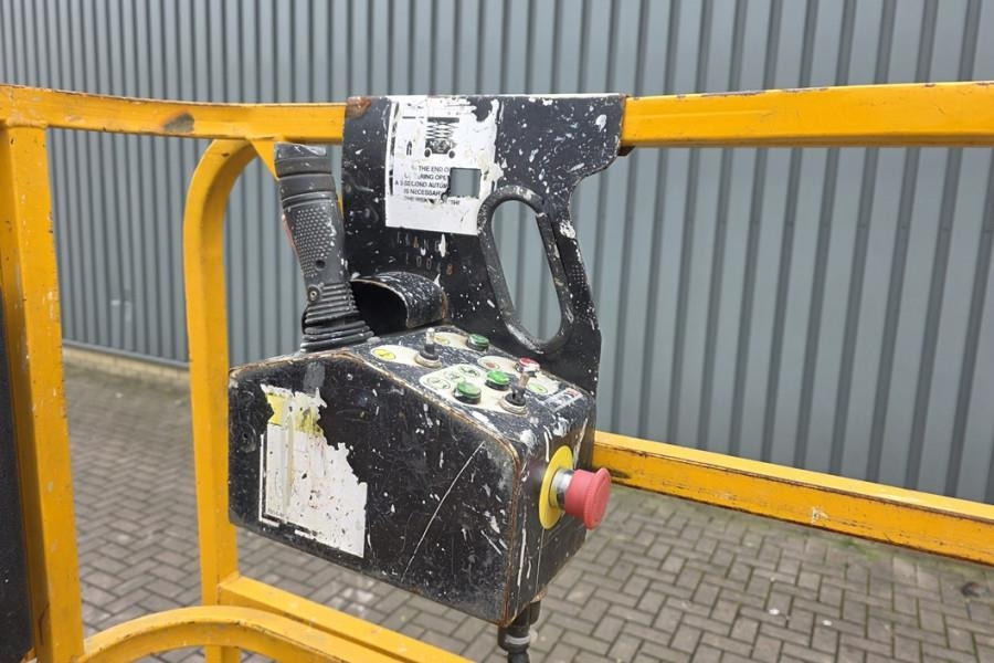 Haulotte Compact 8 Electric, 8.2m Working Height, 350kg Cap - Scissor lift: picture 4 Haulotte Compact 8 Electric, 8.2m Working Height, 350kg Cap - Scissor lift: picture 4