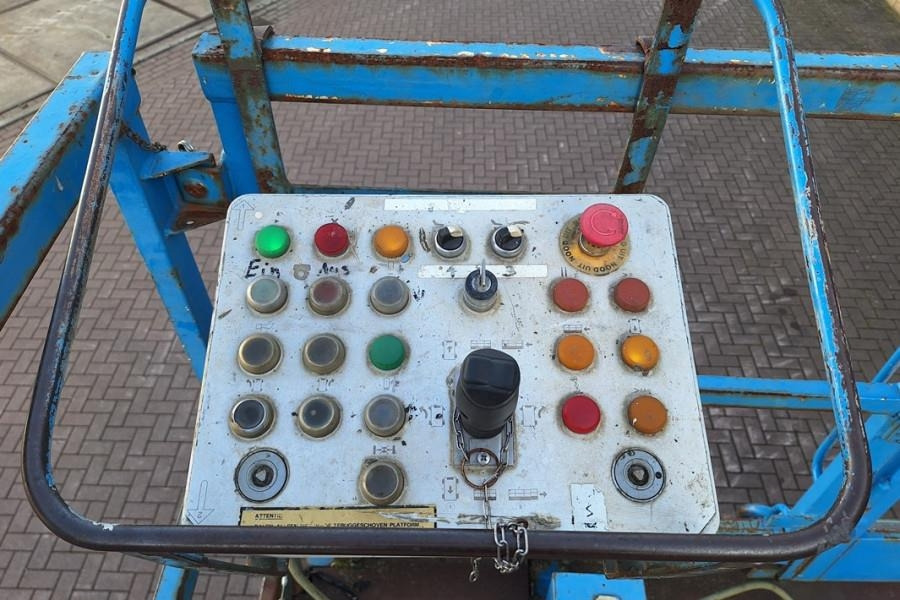 Holland Lift Megastar G300DL30/S Diesel, 4x4x4 Drive, 33.5m Wor - Scissor lift: picture 4 Holland Lift Megastar G300DL30/S Diesel, 4x4x4 Drive, 33.5m Wor - Scissor lift: picture 4