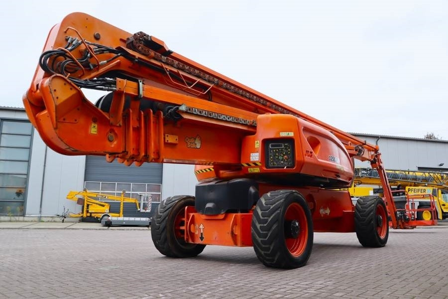 JLG 1250AJP Diesel, 4x4x4 Drive, 40.1m Working Height, - Articulated boom: picture 2 JLG 1250AJP Diesel, 4x4x4 Drive, 40.1m Working Height, - Articulated boom: picture 2