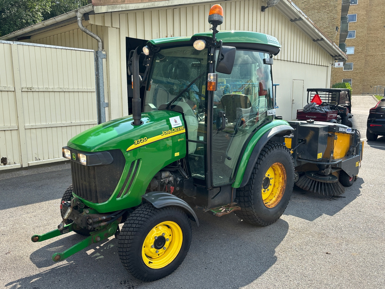 John Deere 3720 - Farm tractor: picture 1 John Deere 3720 - Farm tractor: picture 1