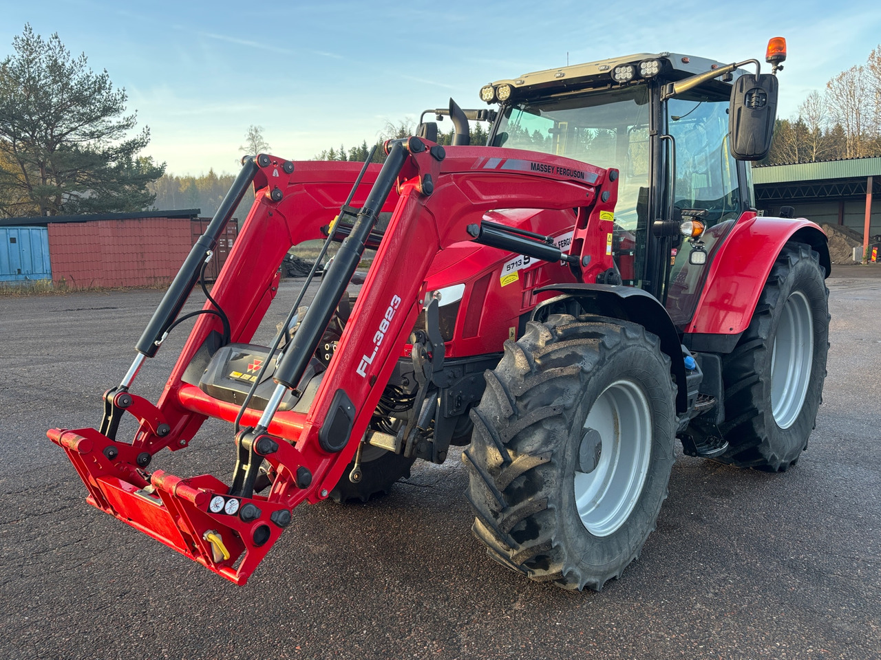 Massey Ferguson 5713S - Farm tractor: picture 1 Massey Ferguson 5713S - Farm tractor: picture 1