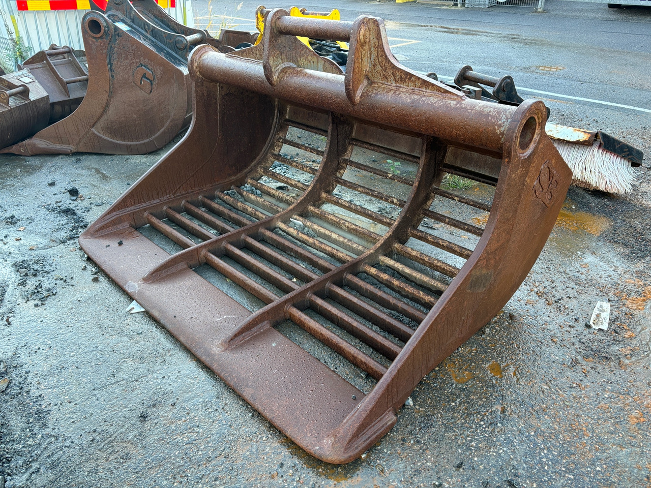 SB 1800 - Bucket: picture 1 SB 1800 - Bucket: picture 1