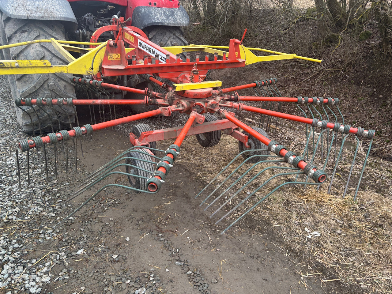 Unifarm CR 330 - Tedder/ Rake: picture 1 Unifarm CR 330 - Tedder/ Rake: picture 1