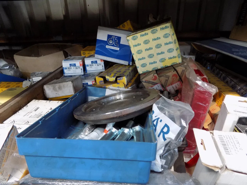 Diversen nieuwe trailer onderdelen en van volvo-mercedes - Attachment: picture 4 Diversen nieuwe trailer onderdelen en van volvo-mercedes - Attachment: picture 4