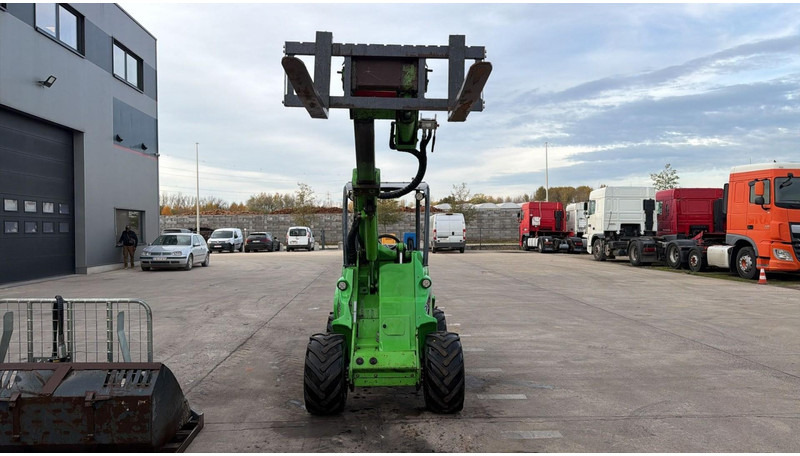 Avant 745 TDL (BELGIAN MACHINE / TOP CONDITION / 4X4 OPTIDRIVE / INCL ATTACHMENTS) - Compact track loader: picture 3 Avant 745 TDL (BELGIAN MACHINE / TOP CONDITION / 4X4 OPTIDRIVE / INCL ATTACHMENTS) - Compact track loader: picture 3