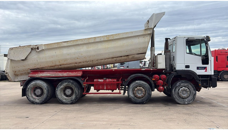Iveco EUROTRAKKER 320 E 35 (GRAND PONT / LAMES / POMPE MANUELLE / 8X4 / CURSOR 8) - Tipper: picture 4 Iveco EUROTRAKKER 320 E 35 (GRAND PONT / LAMES / POMPE MANUELLE / 8X4 / CURSOR 8) - Tipper: picture 4