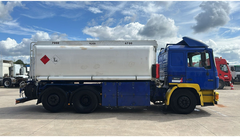 MAN 26.402 (18.000 L / 6X2 / 6 CYLINDER / FRONT STEEL / 3 COMPARTIMENTS) - Tank truck: picture 4 MAN 26.402 (18.000 L / 6X2 / 6 CYLINDER / FRONT STEEL / 3 COMPARTIMENTS) - Tank truck: picture 4