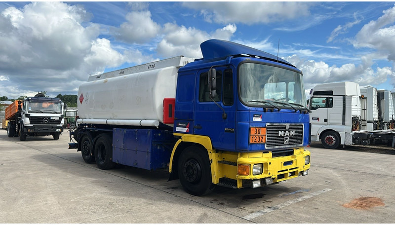 MAN 26.402 (18.000 L / 6X2 / 6 CYLINDER / FRONT STEEL / 3 COMPARTIMENTS) - Tank truck: picture 3 MAN 26.402 (18.000 L / 6X2 / 6 CYLINDER / FRONT STEEL / 3 COMPARTIMENTS) - Tank truck: picture 3
