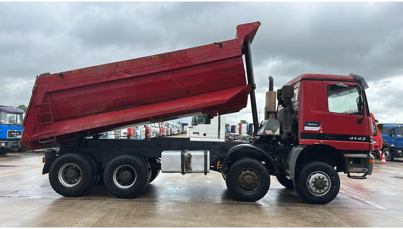 Mercedes-Benz Actros 4143 (BOITE MANUELLE / 8X8 / MANUAL GEARBOX / LAMES / GRAND PONT / BIG AXLE) - Tipper: picture 4 Mercedes-Benz Actros 4143 (BOITE MANUELLE / 8X8 / MANUAL GEARBOX / LAMES / GRAND PONT / BIG AXLE) - Tipper: picture 4