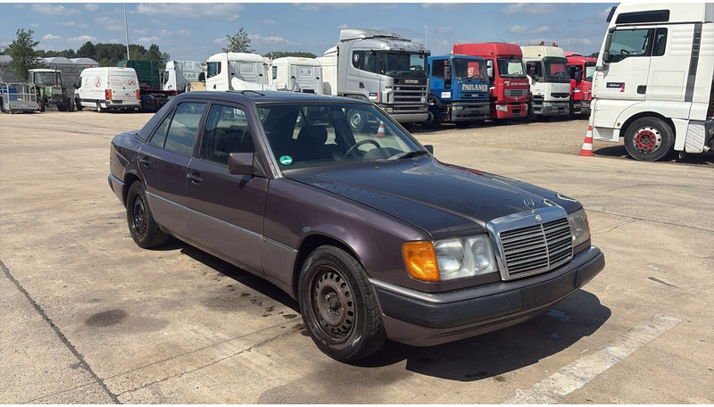 Mercedes-Benz E-Klasse 200 (GERMAN CAR / VOITURE D'ALLEMAGNE / ESSENCE / PETROL / MANUAL) - Sedan: picture 3 Mercedes-Benz E-Klasse 200 (GERMAN CAR / VOITURE D'ALLEMAGNE / ESSENCE / PETROL / MANUAL) - Sedan: picture 3