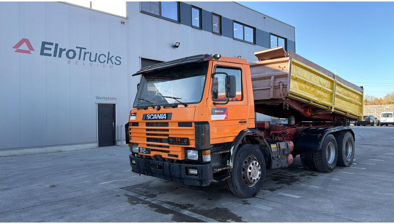 Scania 92 M (MANUAL PUMP / 6X4 / STEEL SUSP. / LAMES / POMPE MANUELLE) - Tipper: picture 1 Scania 92 M (MANUAL PUMP / 6X4 / STEEL SUSP. / LAMES / POMPE MANUELLE) - Tipper: picture 1