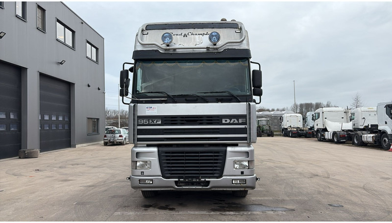 DAF XF 95.480 (EURO 3 / MANUAL GEARBOX / BOITE MANUELLE) - Tractor unit: picture 2 DAF XF 95.480 (EURO 3 / MANUAL GEARBOX / BOITE MANUELLE) - Tractor unit: picture 2