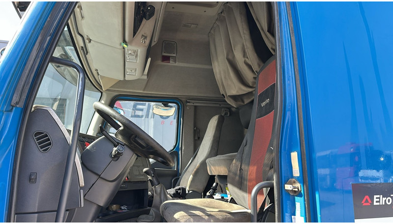 Interior photo 1: Tractor unit Renault Premium 450 DXI (BOITE MANUELLE / MANUAL GEARBOX)