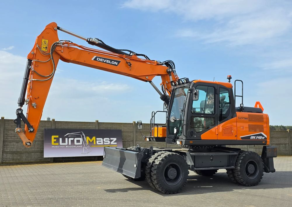 Doosan NOWY Develon DX 140W-7, PODPORY + PŁUG - Wheel excavator: picture 1 Doosan NOWY Develon DX 140W-7, PODPORY + PŁUG - Wheel excavator: picture 1