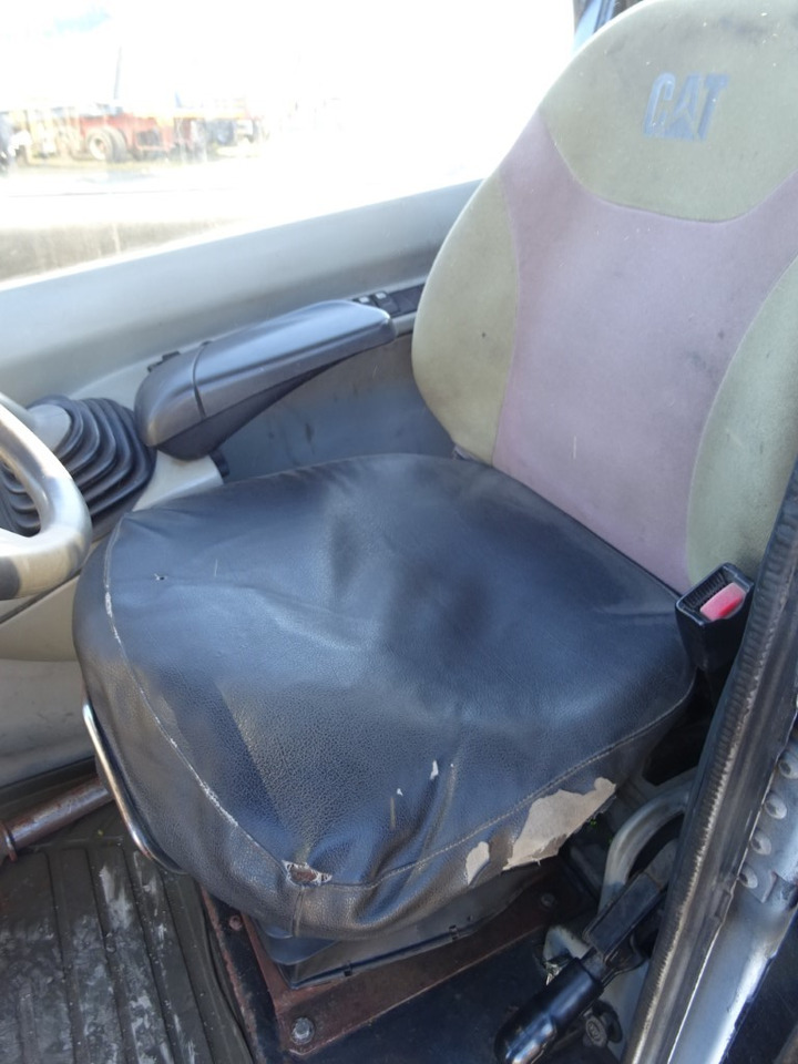 Telescopic handler CATERPILLAR TH360B: picture 9