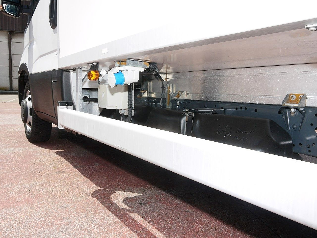 Refrigerated van Iveco 35C13 DAILY KUHLKOFFER CARRIER PULSOR 400 AIRCO: picture 16