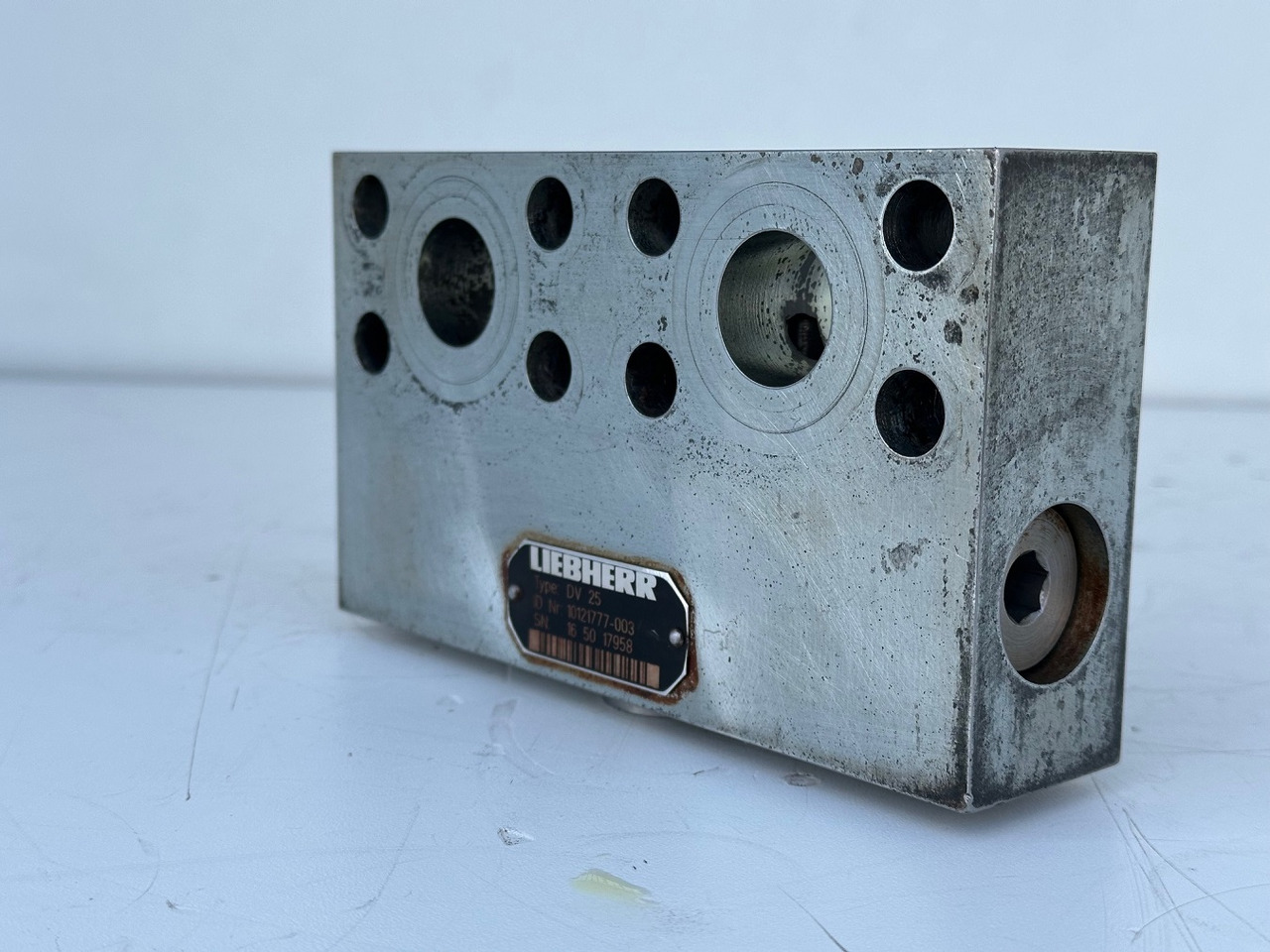 Liebherr Dämpfungsventil ID-Nr.10121777. P924 COMP, P926, R926, R916, R922, R924 COMP, R924, R926 COMP, R926, R930, R936, R946, R950 T, R960 T. #10121777.43199# - Swing motor for Construction machinery: picture 1 Liebherr Dämpfungsventil ID-Nr.10121777. P924 COMP, P926, R926, R916, R922, R924 COMP, R924, R926 COMP, R926, R930, R936, R946, R950 T, R960 T. #10121777.43199# - Swing motor for Construction machinery: picture 1