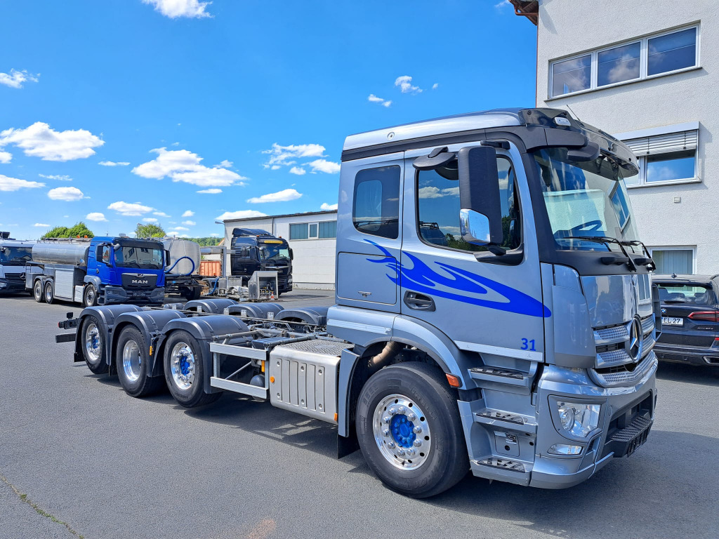 Mercedes Benz Actros 3243 8x2 1,2 & 4 Lenkachse, 2 & 4 Liftbar(Nr. 6051) - Cab chassis truck: picture 2 Mercedes Benz Actros 3243 8x2 1,2 & 4 Lenkachse, 2 & 4 Liftbar(Nr. 6051) - Cab chassis truck: picture 2