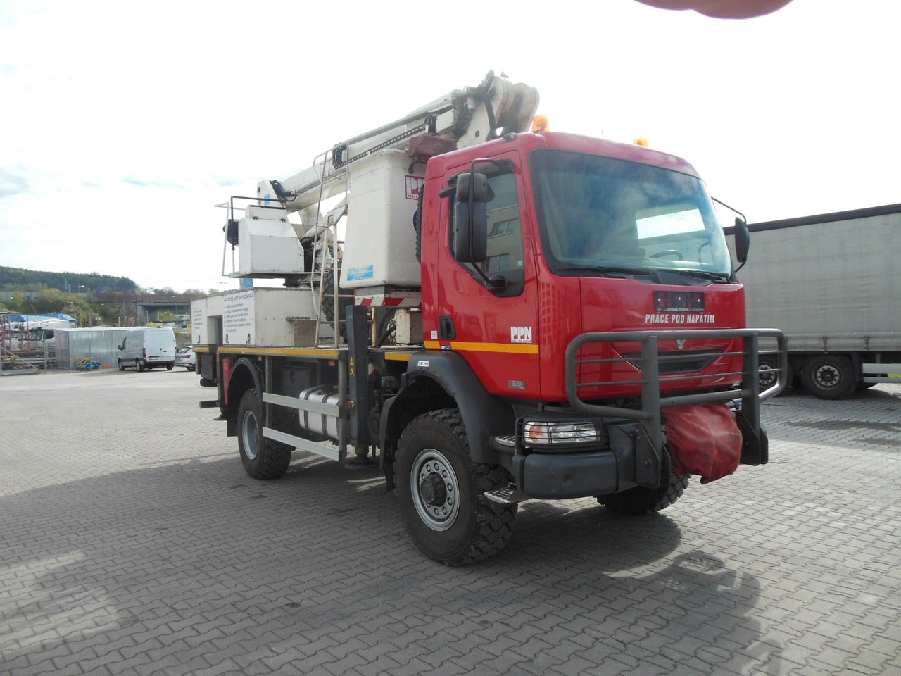 Renault MIDLUM 220.14,4X4,HUBARBEITBÜHNE 16,5M, ISOLIERT - Truck mounted aerial platform: picture 4 Renault MIDLUM 220.14,4X4,HUBARBEITBÜHNE 16,5M, ISOLIERT - Truck mounted aerial platform: picture 4