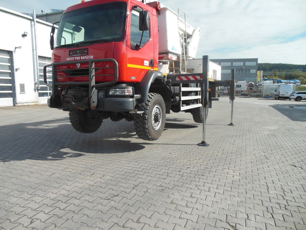 Renault MIDLUM 220.14,4X4,HUBARBEITBÜHNE 16,5M, ISOLIERT - Truck mounted aerial platform: picture 5 Renault MIDLUM 220.14,4X4,HUBARBEITBÜHNE 16,5M, ISOLIERT - Truck mounted aerial platform: picture 5