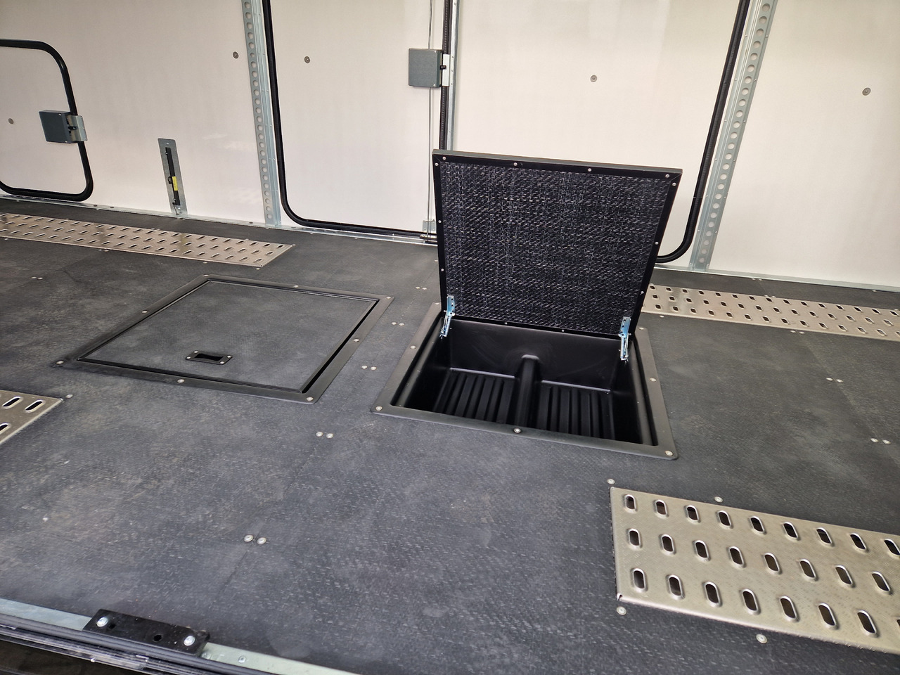 Autotransporter trailer BJT Race Transporter 7 397-6023-35-3-10-B 600x228x189cm black Alufelgen Tridem 3500kg: picture 14