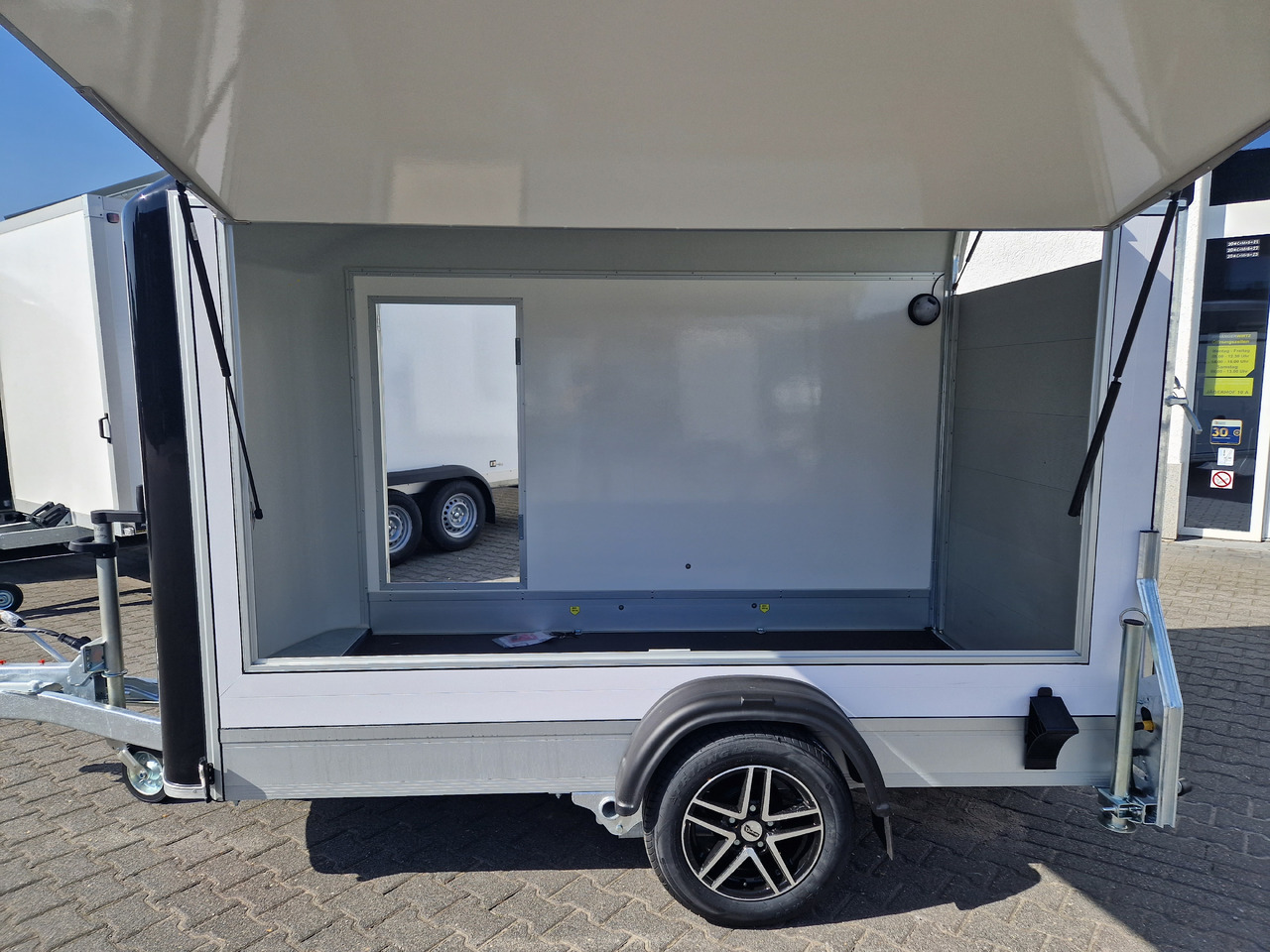 Cargo Roadster 300 300x150x184cm Sandwich weiß Poly black Seitenklappe &Tür Alufelgen 1300kg Pullman - Vending trailer: picture 3 Cargo Roadster 300 300x150x184cm Sandwich weiß Poly black Seitenklappe &Tür Alufelgen 1300kg Pullman - Vending trailer: picture 3