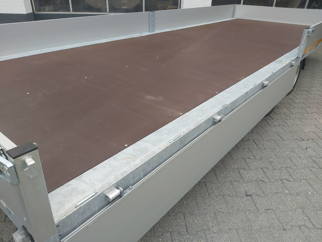 Hochlader 556x200x30cm 13" niedrig Fahrwerk 3500kg Abverkauf Aktion - Dropside/ Flatbed trailer: picture 4 Hochlader 556x200x30cm 13" niedrig Fahrwerk 3500kg Abverkauf Aktion - Dropside/ Flatbed trailer: picture 4