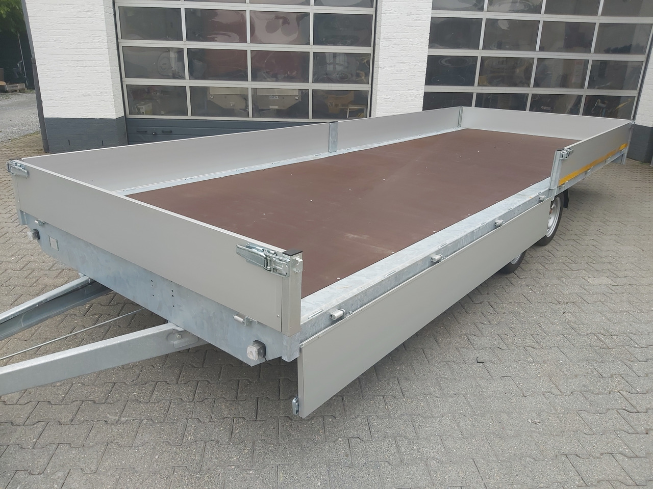 Hochlader 556x200x30cm 13" niedrig Fahrwerk 3500kg Abverkauf Aktion - Dropside/ Flatbed trailer: picture 3 Hochlader 556x200x30cm 13" niedrig Fahrwerk 3500kg Abverkauf Aktion - Dropside/ Flatbed trailer: picture 3