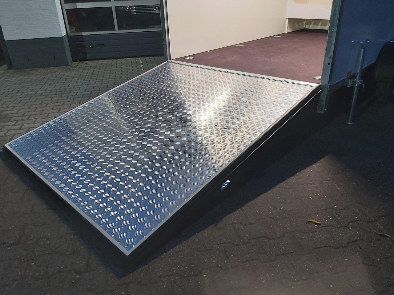 Koffer Sport Camp TFS 360.01 1500 360x200x210cm Seitentür Heckrampe 2 Fenster IL 230V 100km/H 1500kg - Closed box trailer: picture 2 Koffer Sport Camp TFS 360.01 1500 360x200x210cm Seitentür Heckrampe 2 Fenster IL 230V 100km/H 1500kg - Closed box trailer: picture 2