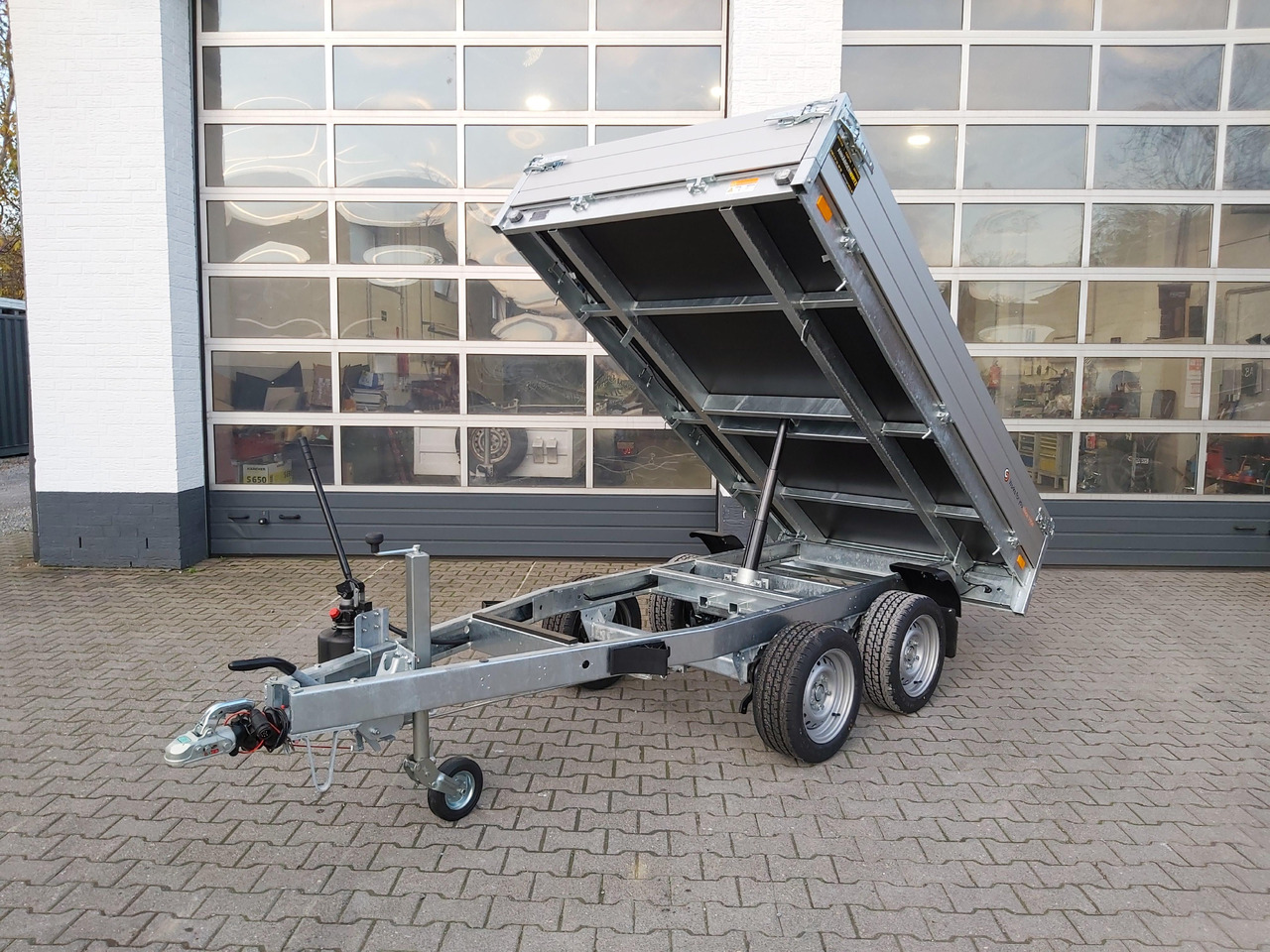 Saris Kipper K1 276 150 2000 2 276x150x30cm silver Handpumpe 13" (S) 2000kg - Tipper trailer: picture 1 Saris Kipper K1 276 150 2000 2 276x150x30cm silver Handpumpe 13" (S) 2000kg - Tipper trailer: picture 1