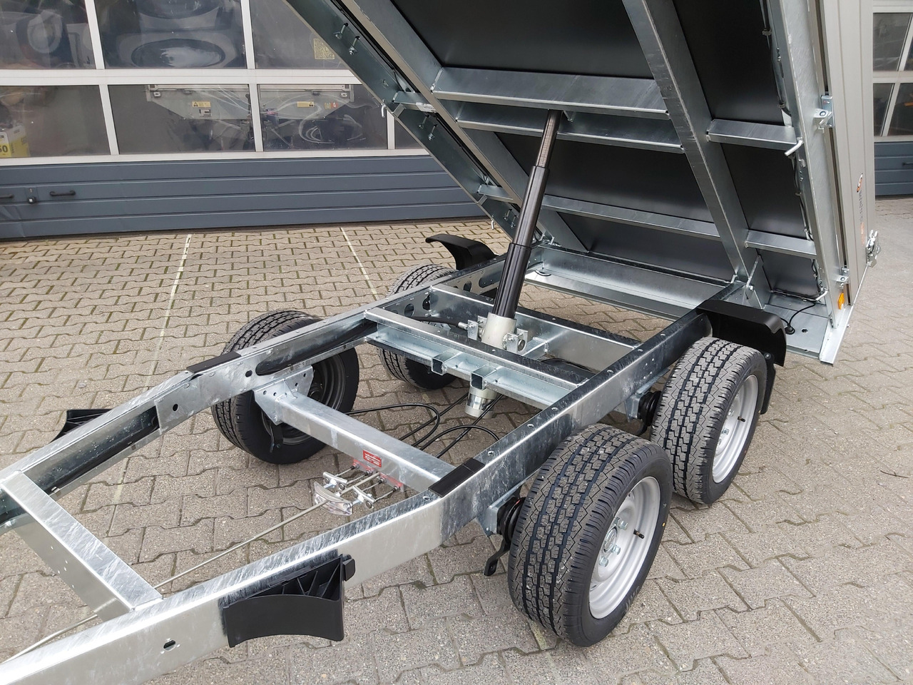 Saris Kipper K1 276 150 2000 2 276x150x30cm silver Handpumpe 13" (S) 2000kg - Tipper trailer: picture 2 Saris Kipper K1 276 150 2000 2 276x150x30cm silver Handpumpe 13" (S) 2000kg - Tipper trailer: picture 2