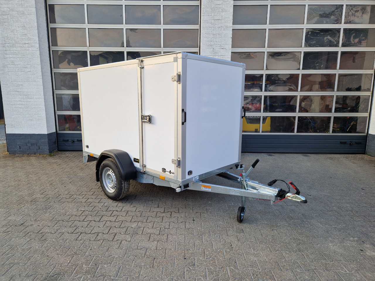 Saris Koffer GO 256 134 1350 1 GFK weiß Seitentür (S) 1350kg Modell 2024 - Closed box trailer: picture 1 Saris Koffer GO 256 134 1350 1 GFK weiß Seitentür (S) 1350kg Modell 2024 - Closed box trailer: picture 1