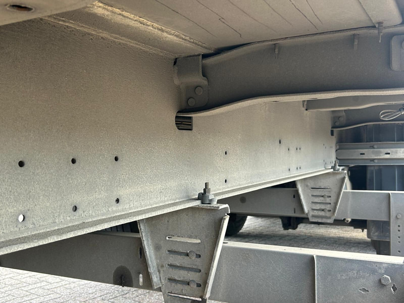 Closed box semi-trailer Schmitz Cargobull 3 axle SAF DRUM TUV 04-04 2026: picture 17