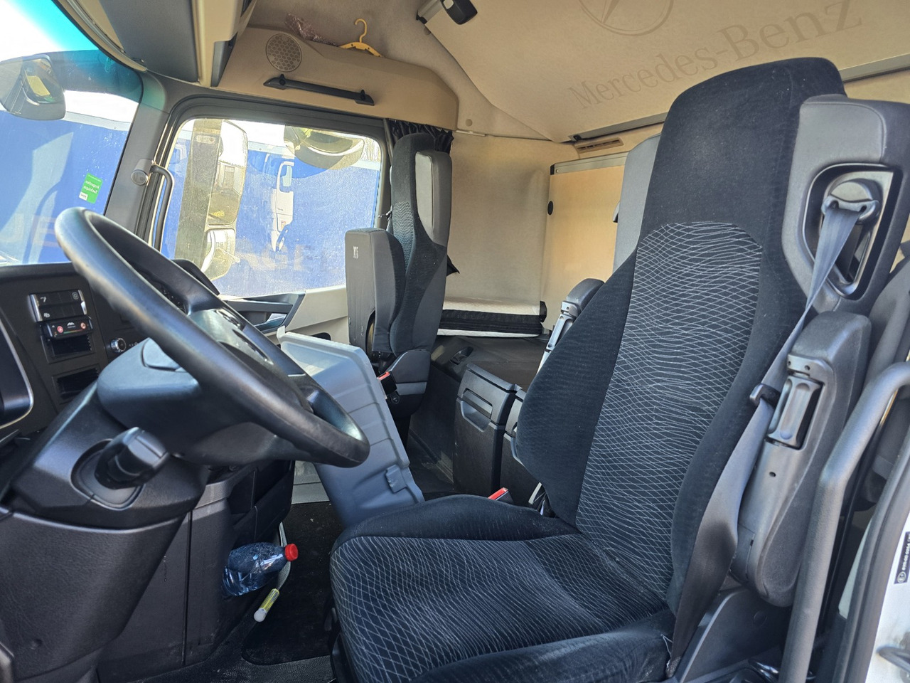 Box truck MERCEDES-BENZ 1833: picture 8