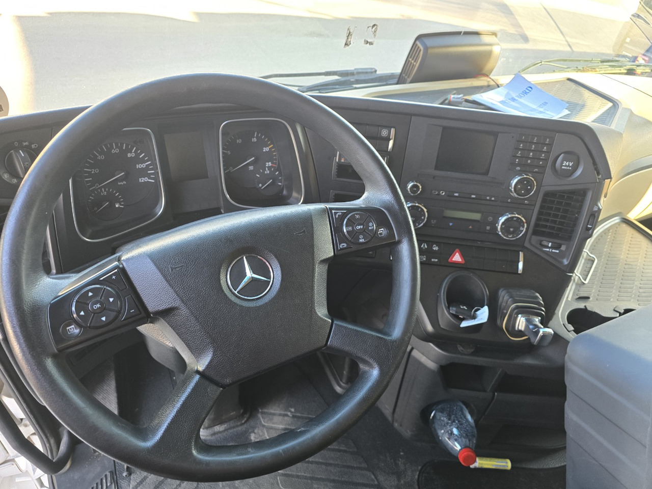 Box truck MERCEDES-BENZ 1833: picture 10