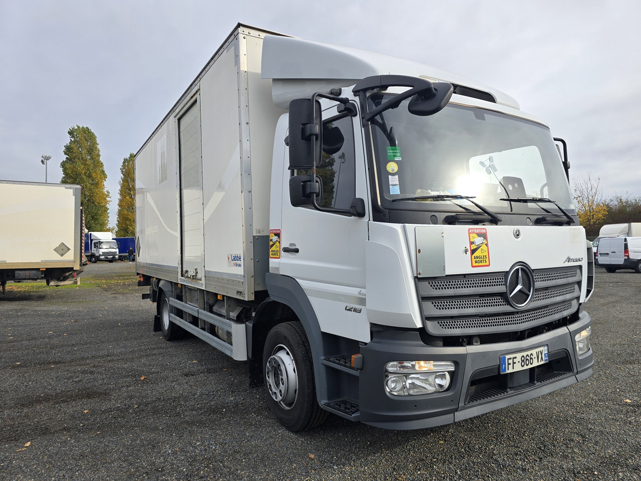 MERCEDES-BENZ Atego 1218 - Box - LIFT - SIDE DOOR - ADR - Box truck: picture 2 MERCEDES-BENZ Atego 1218 - Box - LIFT - SIDE DOOR - ADR - Box truck: picture 2