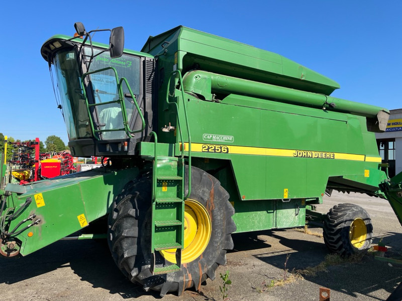 John Deere 2256 - Combine harvester: picture 1 John Deere 2256 - Combine harvester: picture 1