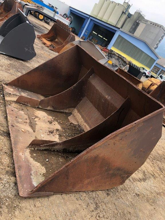 2750 mm Volvo - Loader bucket for Loader: picture 3 2750 mm Volvo - Loader bucket for Loader: picture 3