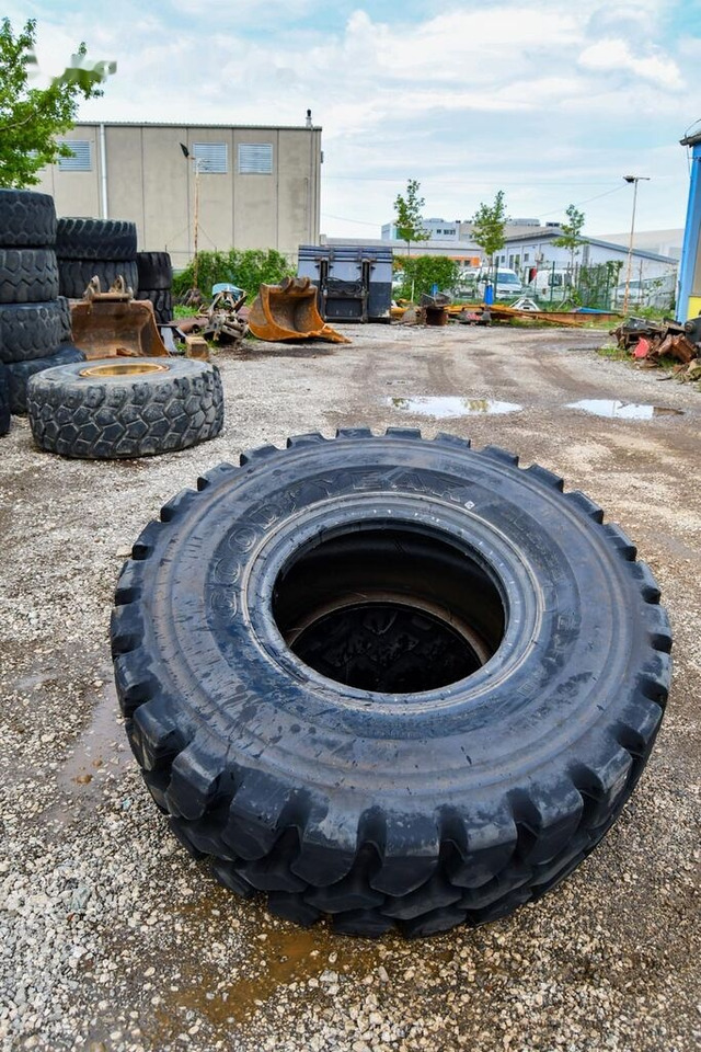 Goodyear 20.5R25 - Wheel and tire package: picture 2 Goodyear 20.5R25 - Wheel and tire package: picture 2