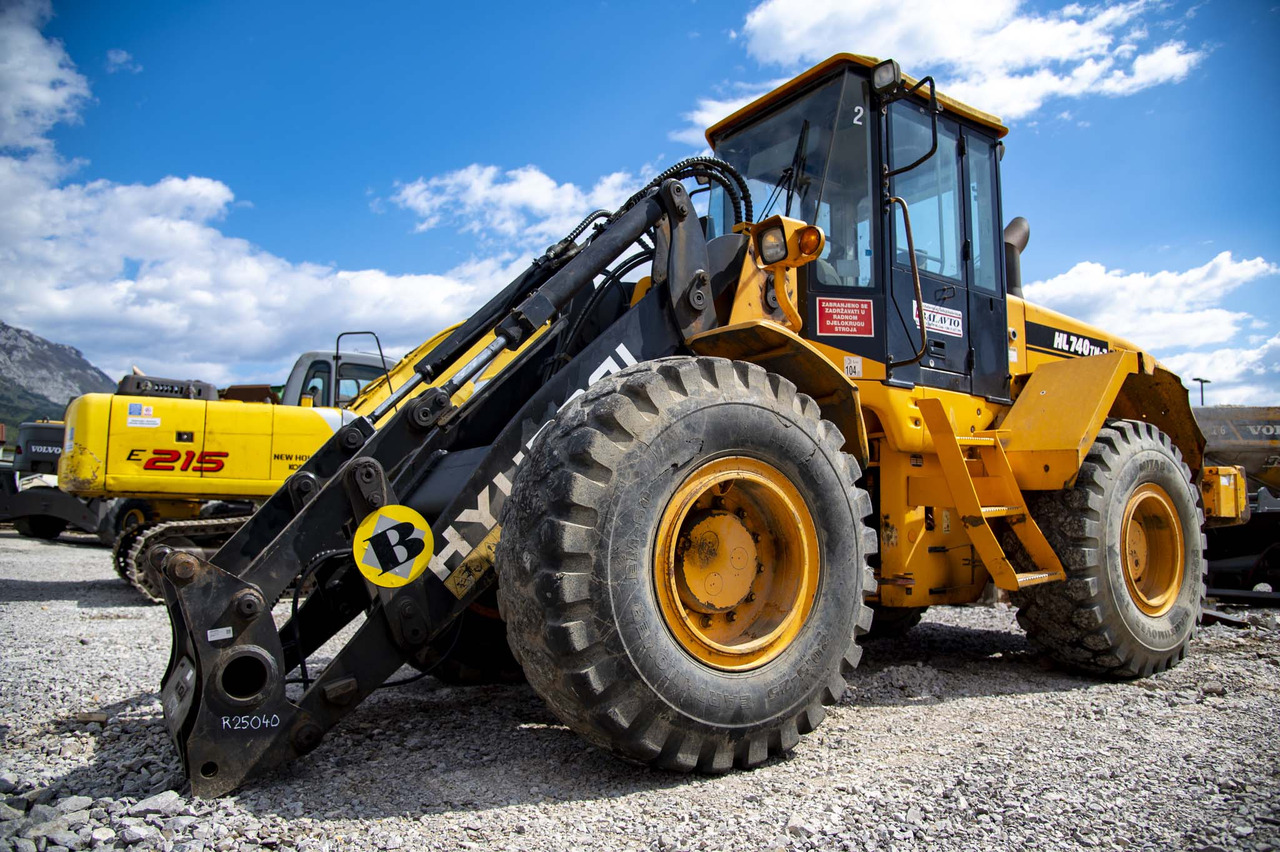 HYUNDAI HL740TM-7 for parts - Wheel loader: picture 1 HYUNDAI HL740TM-7 for parts - Wheel loader: picture 1