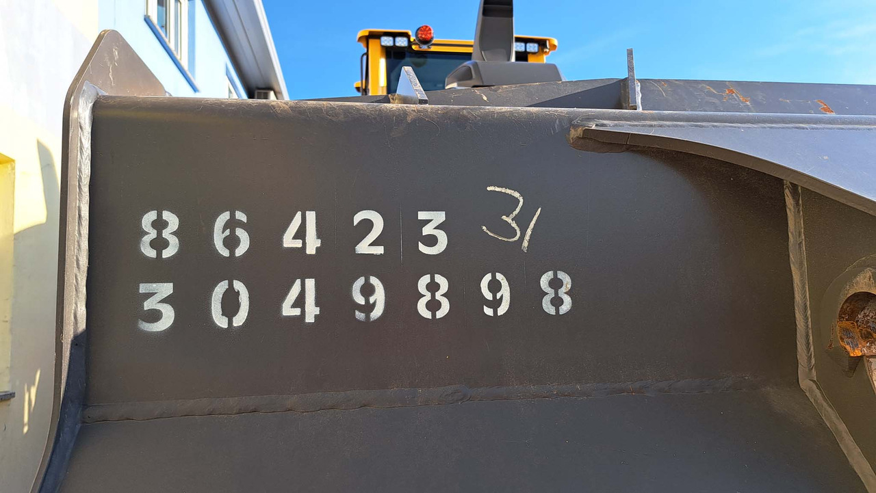 VOLVO 2500 mm for 12-15 ton wheel loaders - Loader bucket: picture 5 VOLVO 2500 mm for 12-15 ton wheel loaders - Loader bucket: picture 5